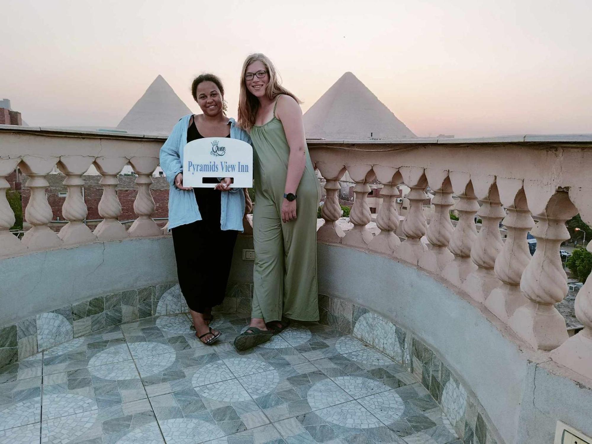 Queen Pyramids View Inn Kafret el-Gabal Exteriör bild