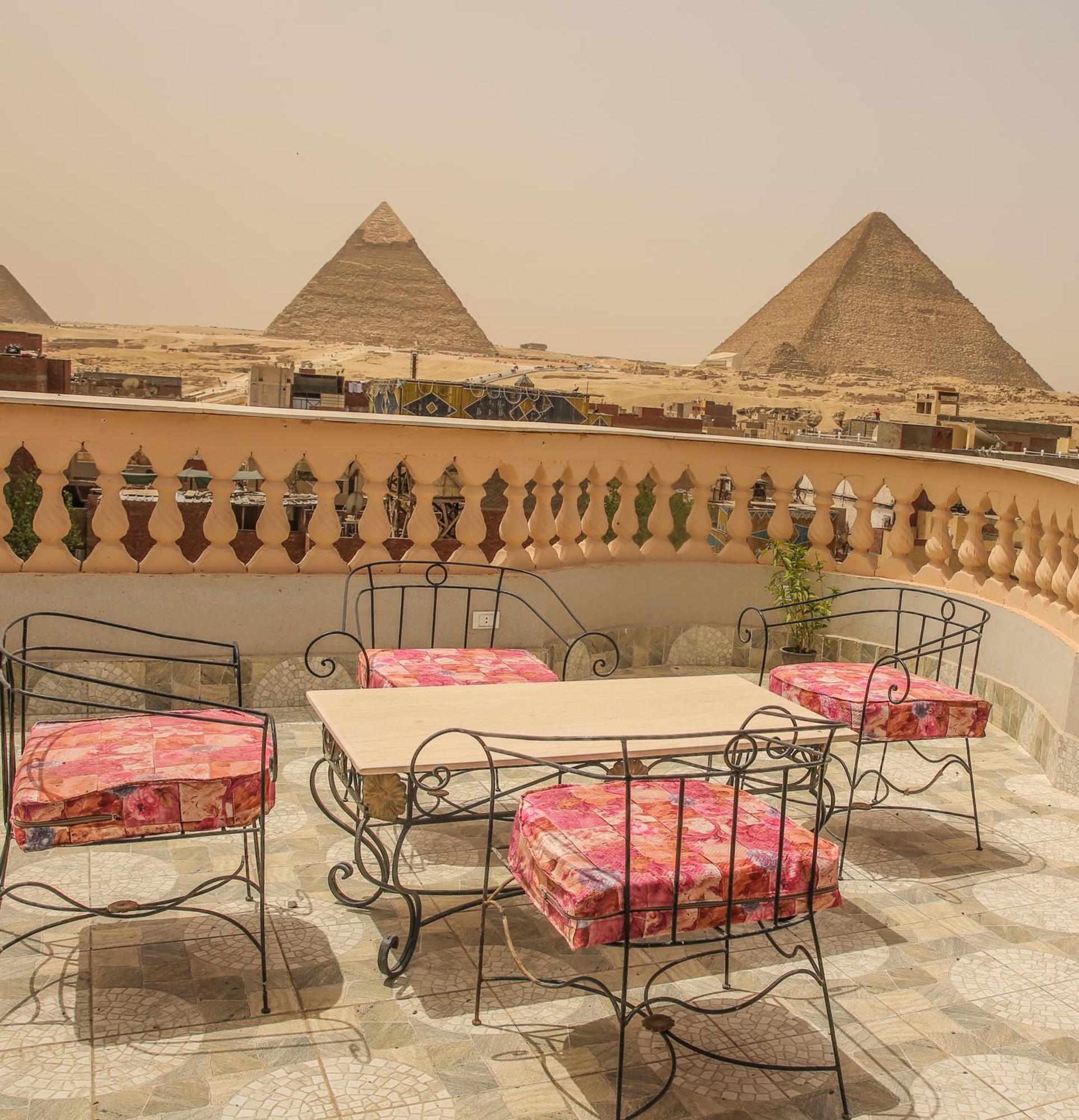 Queen Pyramids View Inn Kafret el-Gabal Exteriör bild